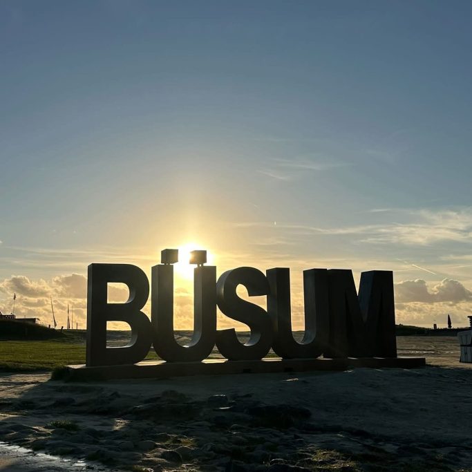 Abendsonne am Büsum-Schriftzug