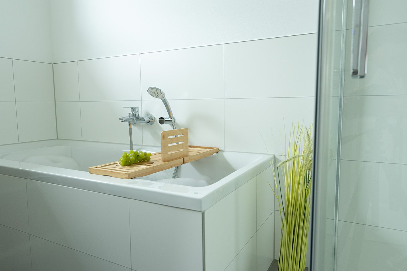 Badewanne mit Holzablage in Nord & Wind
