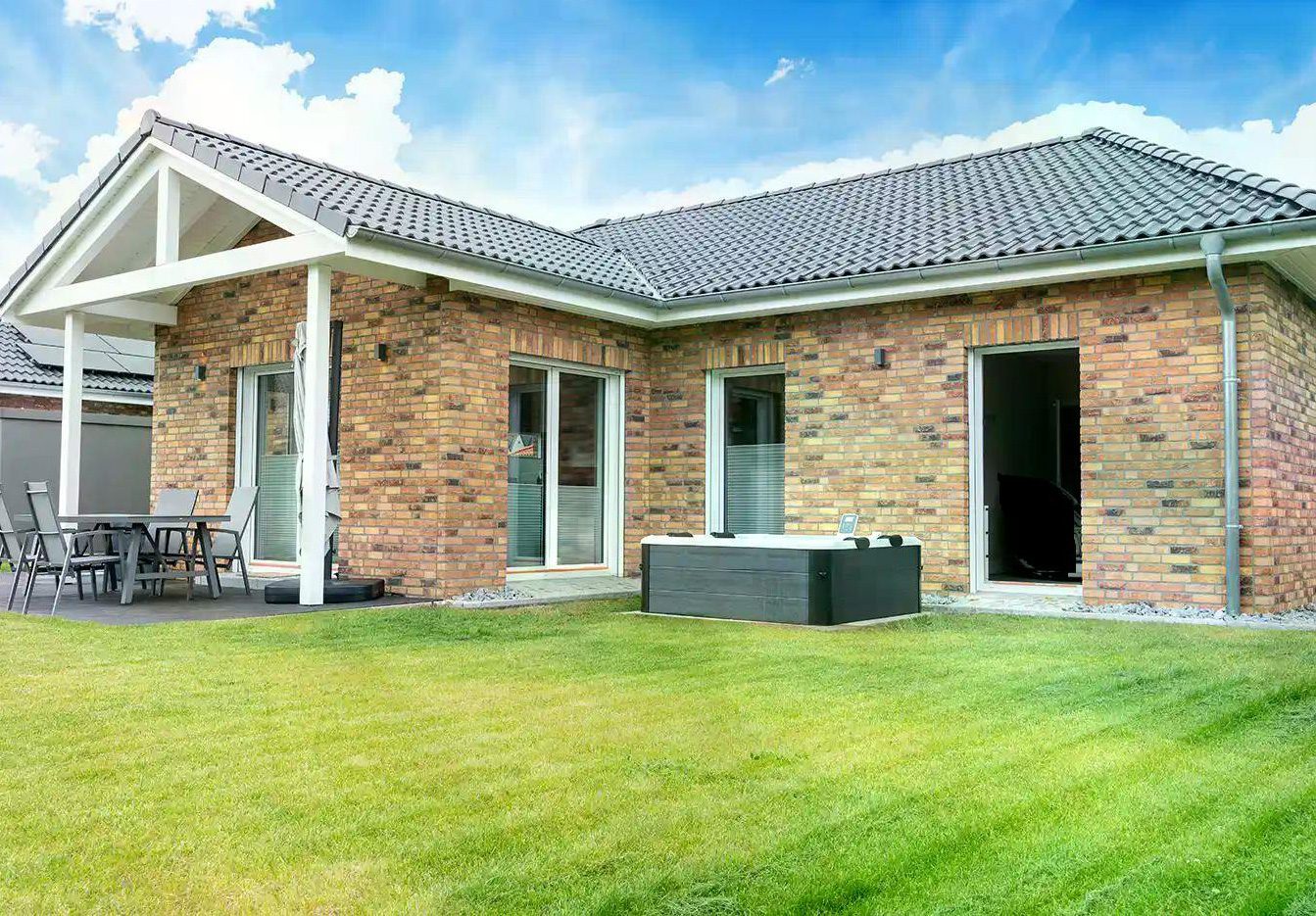 Garten mit Terrasse und Whirlpool bei Nord & Wind