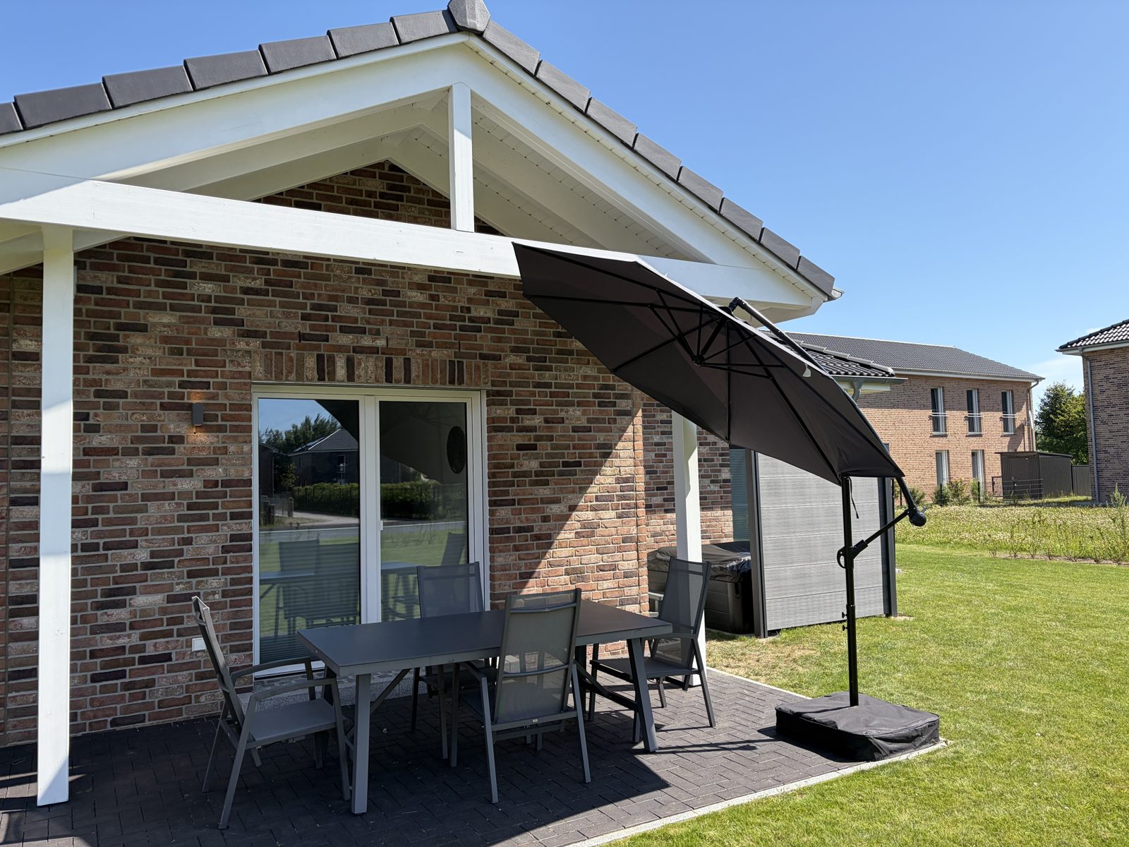 Überdachte Terrasse mit Sitzgruppe bei Nord & Wind